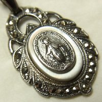 ヴィンテージ 真珠貝とマーカサイト シルバー STERLING SILVER（銀９２５）レトロな意匠 不思議のメダイ 16×24mm O Mary, conceived without sin, pray for us who have recourse to thee. “ああ、けがれなくお宿りになられた聖マリア、我等の為にお祈りください。”【バーゲン】