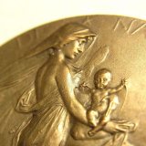 フランス アンティーク ブロンズ メダル “聖母マリアに抱かれ イエス誕生”１９００年代初頭 Jules Édouard Roiné 作 37mm【バーゲン】【美形】