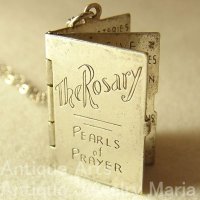 【希少】イタリア ヴィンテージ 「The Rosary：ロザリオ」「PEARLS OF PRAYER：祈りの真珠」“祈りの大切さを常に思い出すためのアイテム”チャーム 20×25mm