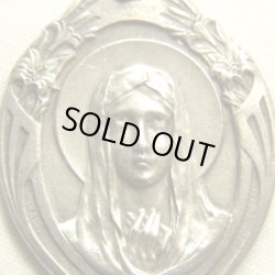 画像1: 【極美形】フランス アンティーク ルルドの聖母マリア “百合の装飾”シルバー（銀製）メダイ リボン付き 27×37mm