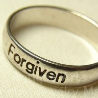 “Forgiven（許された）」は神からの赦しを示す言葉:過去の過ちや罪から解放され、新たな人生への希望と前向きな未来を示す。”ヴィンテージ シルバー（銀925製）リング  サイズ：２２号