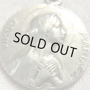 画像: 【美品】フランス アンティーク 聖マリア  / “リヨンの聖母”著名彫刻家共作Charles Jean Cleophas Desvergnes (シャルル ド ヴェルニュ)、Raymond Tschudin（レイモン・チュダン）SILVER PLATEDメダイ15mm(チェーン有。無し-300円引き）