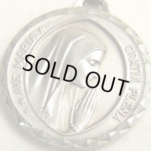 画像: 【バーゲン】【美形】フランス ヴィンテージ SILVER PLATE　お祈りをする 聖母マリア メダイ　Fr. M.B.作 25mm(チェーン有。無し-300円引き）