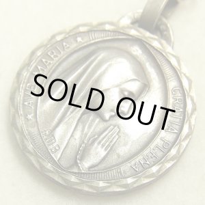 画像: 【バーゲン】【美形】フランス ヴィンテージ SILVER PLATE　お祈りをする ルルドの聖母マリア メダイ《Fr. M.B.作》 18mm(チェーン有。無し-300円引き）