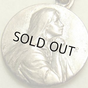 画像: 【当店初入荷・希少】フランス アンティーク お祈りをする聖母マリア メダイ 彫刻家サイン有り 18mm(チェーン有。無し-300円引き）