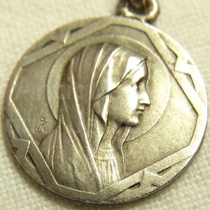 画像: 【希少ミニサイズ】フランス アンティーク SILVER(銀製)ルルドの聖母 JE SUIS L’IMMACULEE CONCEPTION(無原罪の御宿り)メダイ 彫刻家サイン有り 14mm