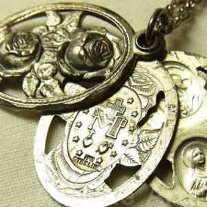 画像: ヴィンテージ STERLING（銀９２５製）薔薇の３枚 透かし 不思議のメダイ 18×28mm【バーゲン】