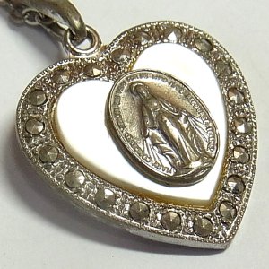 画像: 不思議のメダイ ハート形 ヴィンテージ 真珠貝とマーカサイト STERLING（銀925製）19×22mm O Mary, conceived without sin, pray for us who have recourse to thee. “ああ、けがれなくお宿りになられた聖マリア、我等の為にお祈りください。”【バーゲン】