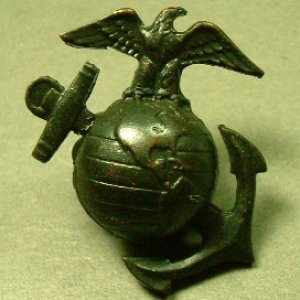 画像: 第二次世界大戦 当時もの USMC《United States Marine Corps》米国海兵隊 バッチ 25×25mm【スクリューネジ式】【参考画像有り】【バーゲン】