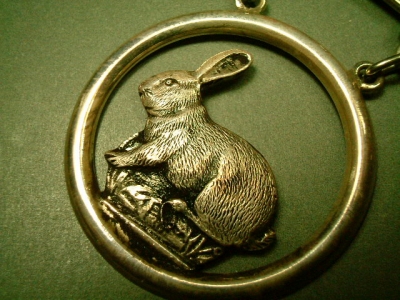 画像: ベルギー ヴィンテージ うさぎのメダル 44×57mm(チェーン有。無し-300円引き)