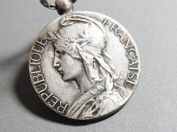 画像: フランス アンティーク フランスを象徴する自由の女神 マリアンヌ シルバーメダル / Adolphe Rivet 作 27mm(チェーン有。無し-300円引き）
