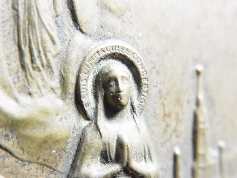 画像: フランス アンティーク アール・ヌーヴォールルド 聖母マリアの出現 自立miniプレート彫刻家サイン有り 74×94mm