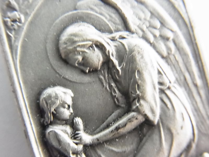 画像: フランス ヴィンテージ 守護天使とお祈り少女のメダイ 角型 19×32mm(チェーン有。無し-300円引き）