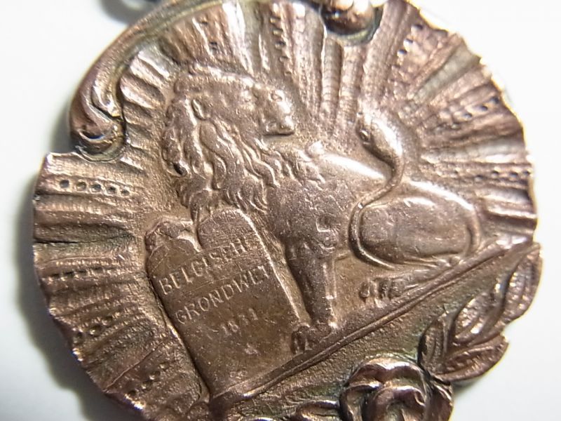 画像: 【バーゲン】ベルギー アンティーク ライオンとベルギー王アルバート一世モノグラム メダル 22mm