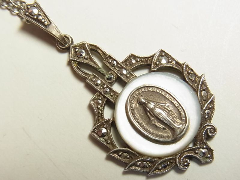 画像: アンティーク 真珠貝とマーカサイト STERLING SILVER（銀９２５）レトロな意匠 不思議のメダイ 20×31mm O Mary, conceived without sin, pray for us who have recourse to thee. “ああ、けがれなくお宿りになられた聖マリア、我等の為にお祈りください。【バーゲン】”