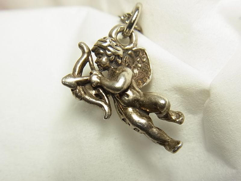 画像: アメリカ ヴィンテージ シルバー 恋のキューピット 弓を引く天使のチャーム 15×18mm(チェーン有。無し-300円引き）