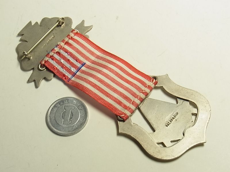 画像: 【バーゲン】アメリカ アンティーク フリーメイソン “星条旗と自由の鐘” バッチ 11cm　箱入り