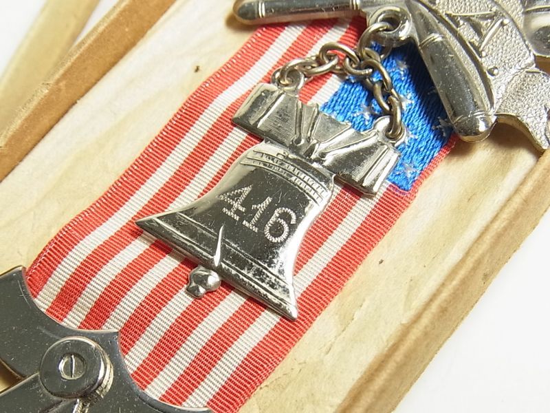 画像: 【バーゲン】アメリカ アンティーク フリーメイソン “星条旗と自由の鐘” バッチ 11cm　箱入り