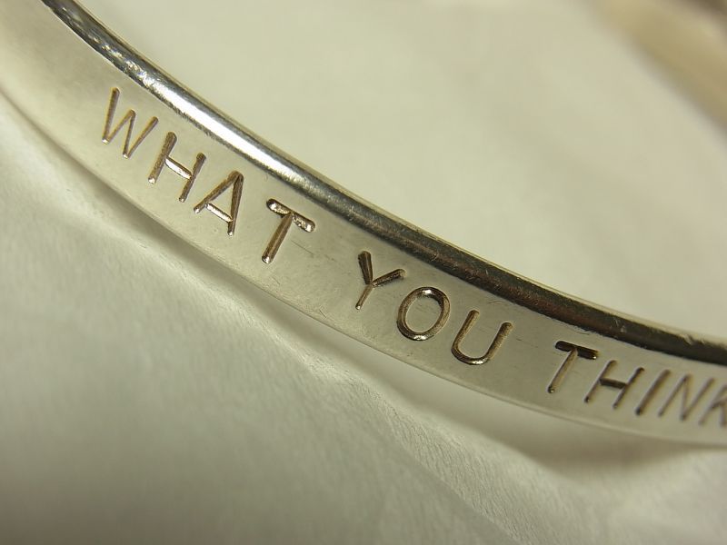 画像: “WHAT YOU THINK YOU BECOME”“あなたの考えた通りになります。”ヴィンテージ 銀製 カフ ブレスレット