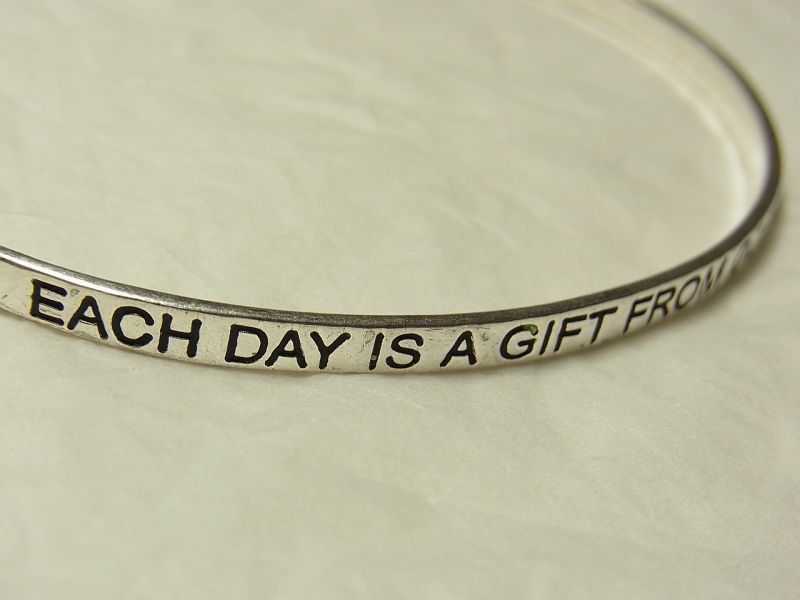 画像: “EACH DAY IS A GIFT FROM GOD 一日一日は、神から与えられた贈り物である。”ヴィンテージ　銀製　カフ　ブレスレット