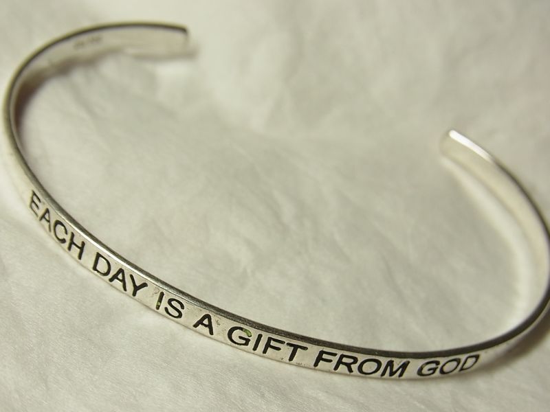 画像: “EACH DAY IS A GIFT FROM GOD 一日一日は、神から与えられた贈り物である。”ヴィンテージ　銀製　カフ　ブレスレット