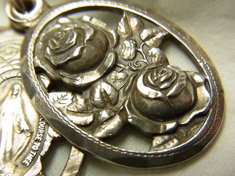 画像: ヴィンテージ シルバー（銀製）薔薇の３枚 透かし 不思議のメダイ 18×28mm(チェーン有。無し-300円引き）