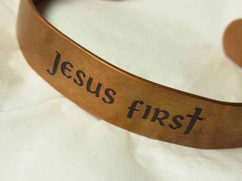 画像: “Jesus first : イエス・キリストを中心に置くこと。”イエス・キリストの教えや模範に従い、彼を自分の人生の指針とすること。”アメリカ ヴィンテージ  カフ ブレスレット《SOLID COPPER（純銅）》　