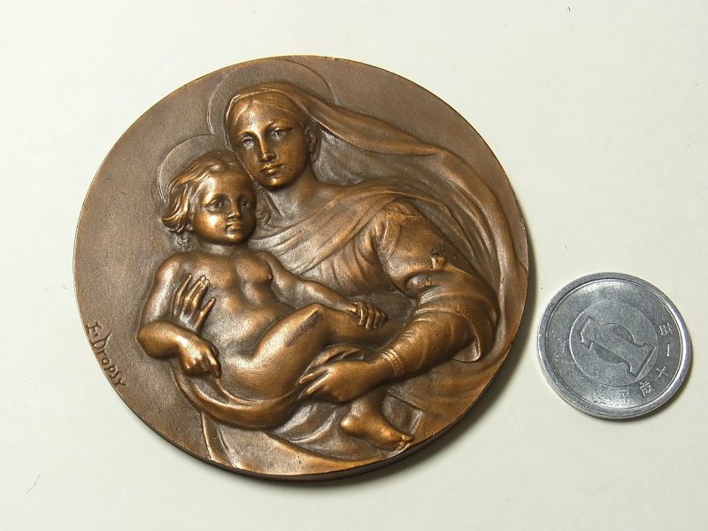 画像: フランス アンティーク“聖母マリアが幼児キリストを抱きかかえている”システィーナの聖母（ラファエロ）より Emile Dropsy 作 ブロンズ　メダル 59mm