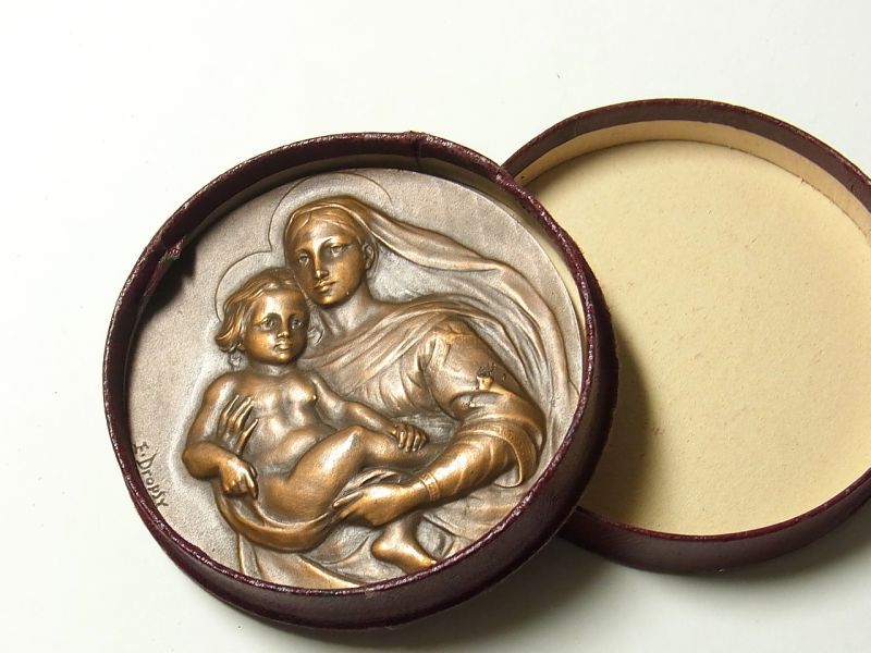 画像: フランス アンティーク“聖母マリアが幼児キリストを抱きかかえている”システィーナの聖母（ラファエロ）より Emile Dropsy 作 ブロンズ　メダル 59mm