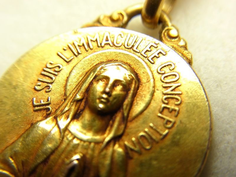 画像: 【極美形】フランス アンティーク 18 KARAT GOLD PLATED お祈りするルルドの聖母マリアメダイ 18mm(チェーン有。無し-300円引き）