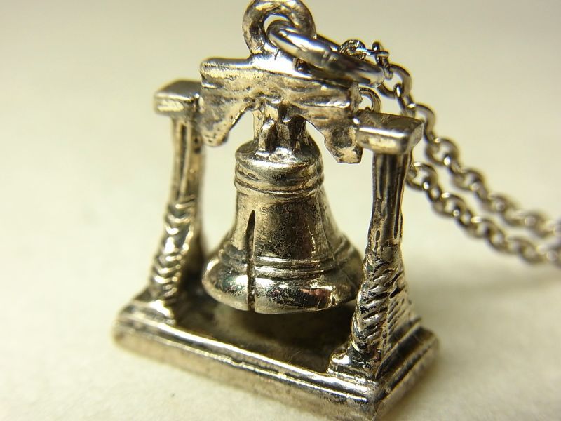 画像: アメリカ ヴィンテージ “自由の鐘：Liberty Bell”シルバー（銀製）チャーム 14×18mm