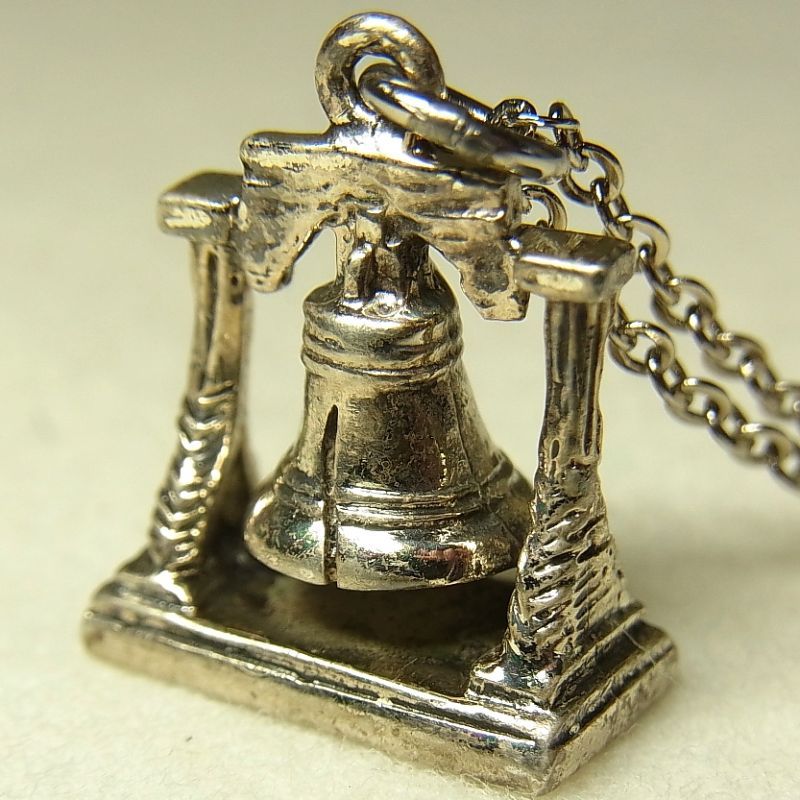 画像1: アメリカ ヴィンテージ “自由の鐘：Liberty Bell”シルバー（銀製）チャーム 14×18mm