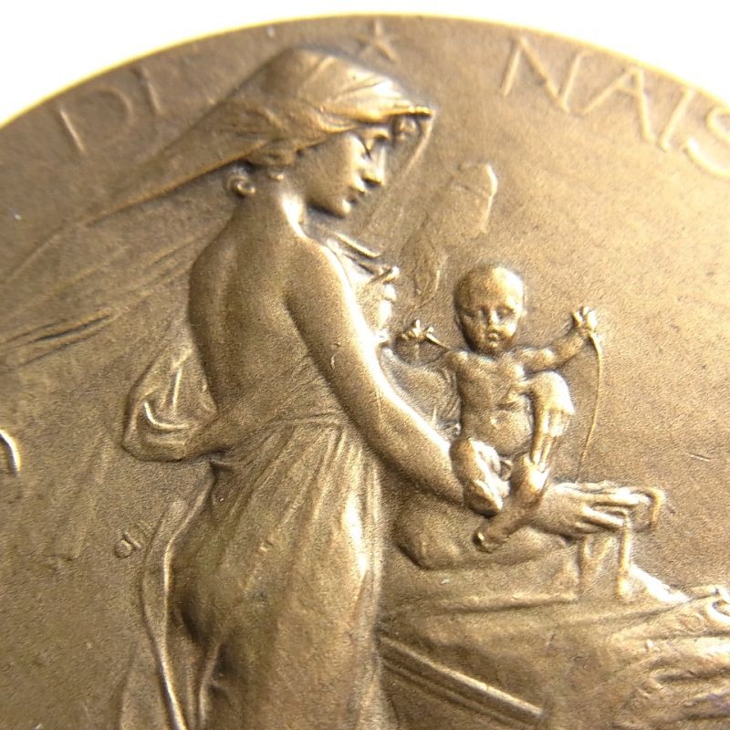 画像3: フランス アンティーク ブロンズ メダル “聖母マリアに抱かれ イエス誕生”１９００年代初頭 Jules Édouard Roiné 作 37mm【バーゲン】【美形】