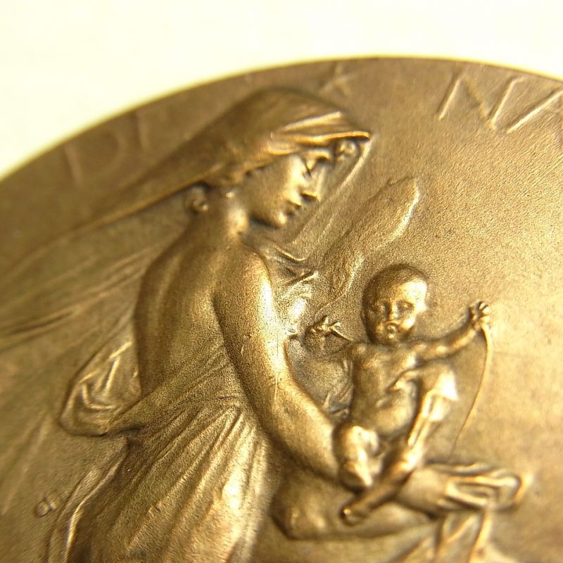画像1: フランス アンティーク ブロンズ メダル “聖母マリアに抱かれ イエス誕生”１９００年代初頭 Jules Édouard Roiné 作 37mm【バーゲン】【美形】