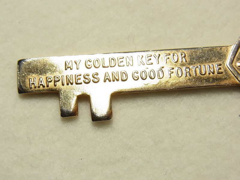 画像: アメリカ ヴィンテージ USED キー チャーム 65mm“（幸せと幸運のための私のゴールデンキー）HAPPINESS AND GOOD FORTUNE”【バーゲン】