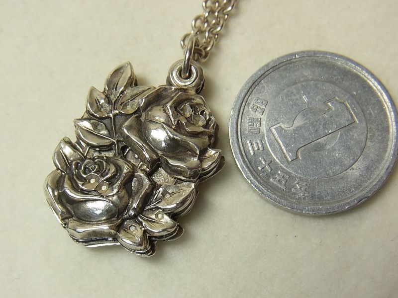 画像: ヴィンテージ シルバー（銀製）薔薇の３枚 不思議のメダイ 18×25mm(６６センチチェーン付き）
