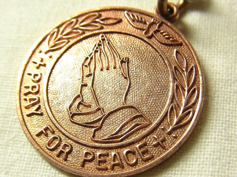 画像: 《PRAY FOR PEACE 平和への祈り》アメリカ ヴィンテージ メダイ 26mm