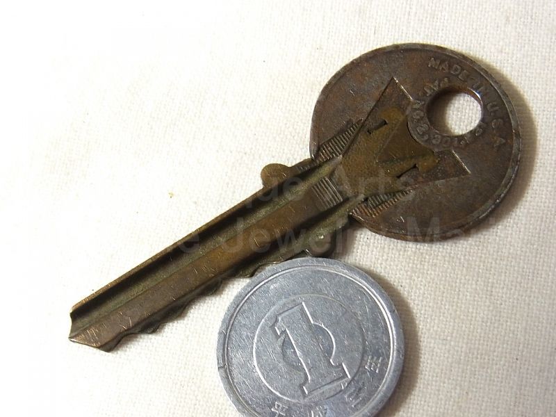 画像: 【バーゲン】【希少】第二次世界大戦当時もの 歴史的意味を持つヴィンテージキー “Ｖ(“Victory”)”戦勝を願う エンブレム 真鍮と合金で作られた アメリカ the Independent Lock Co.社製55mm