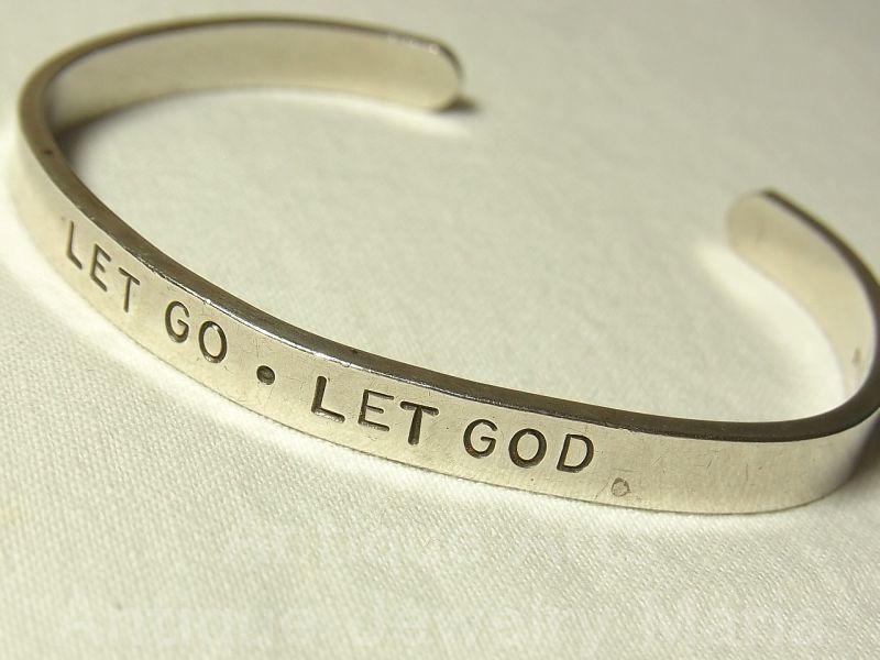 画像:  Let go and  Let  God.“何をやっても上手くいかないとき、心配してもどうにもならないようなとき、辛くてたまらないとき、行き詰ったとき、神様に任せなさい。”ヴィンテージ シルバー（銀９２５）カフ ブレスレット