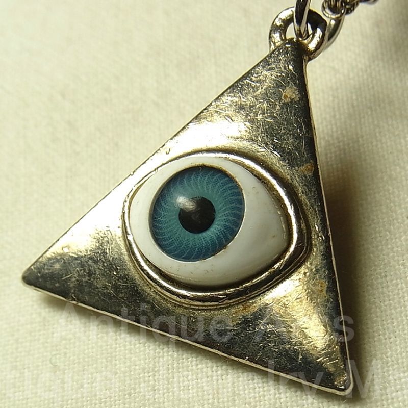 画像: アメリカ ヴィンテージ SILVER PLATED 青い瞳 プロビンスの目（all-seeing eye of God）ペンダント 30×31mm (チェーン有。無し-300円引き）