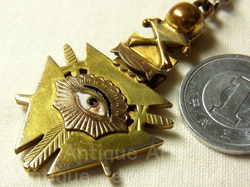 画像: 【希少】【１９００年代初頭】《“プロビンスの目”と髑髏が魅力！》アメリカ 秘密結社オッドフェローズ Odd Fellows（ＦＬＴ）懐中時計の飾りメダル（ウォッチフォブ）47×26mm