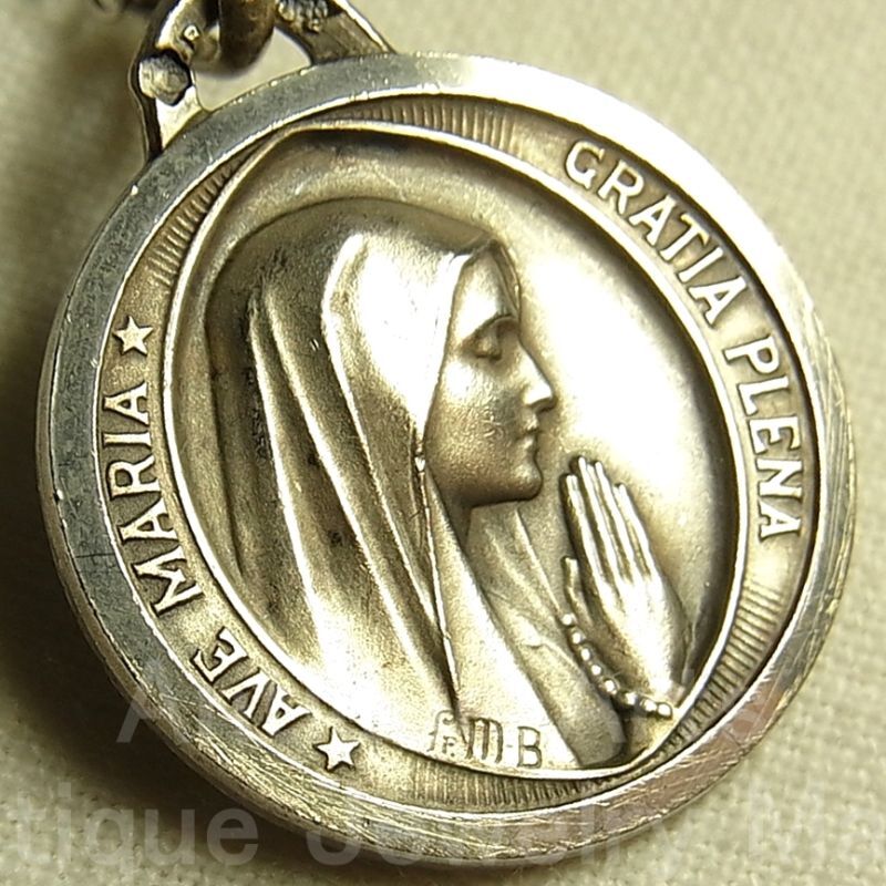 画像1: 【極美形】フランス アンティーク お祈りをする聖母マリア SILVER(銀) メダイ 20mm （彫刻家サイン有り）