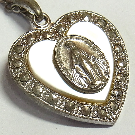 画像1: 不思議のメダイ ハート形 ヴィンテージ 真珠貝とマーカサイト STERLING（銀925製）19×22mm O Mary, conceived without sin, pray for us who have recourse to thee. “ああ、けがれなくお宿りになられた聖マリア、我等の為にお祈りください。”【バーゲン】