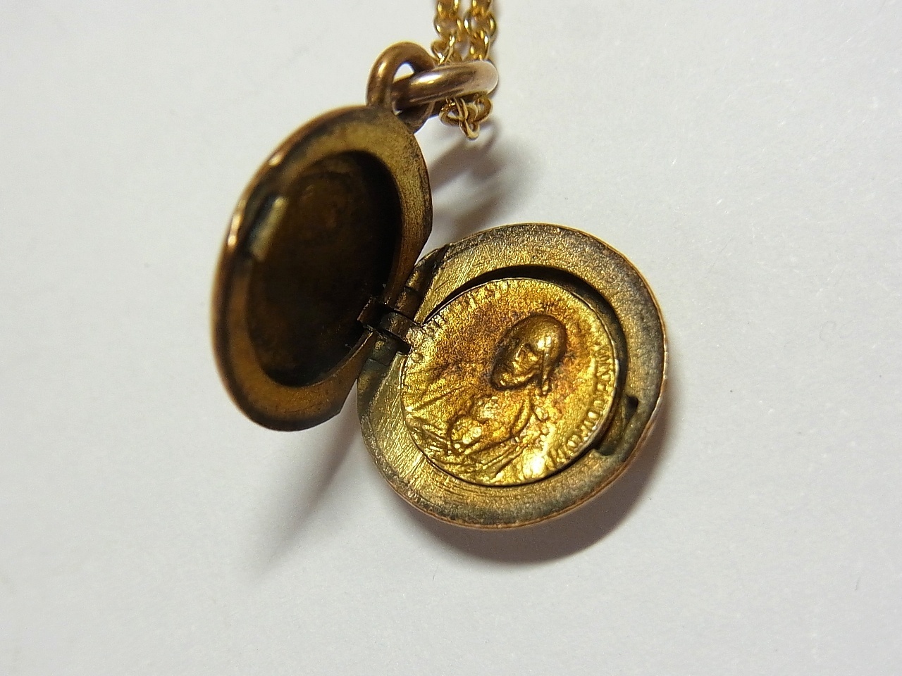 画像: 【訳あり】アンティーク ミニ ロケット メダイ  「聖心のイエス（Sacred Heart of Jesus）」「聖母子像（Madonna and Child）」13mm