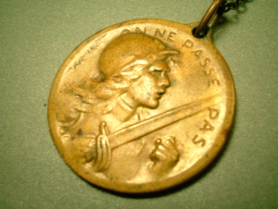 画像: フランス 第一次世界大戦 ヴェルダンの戦い 記念メダル 1916年 27×27mm(チェーン有。無し-300円引き）
