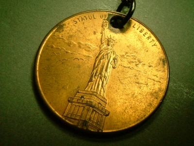 画像: アメリカ 自由の女神とエンパイヤステートビルディング ヴィンテージメダル 30×30ミリ(チェーン有。無し-300円引き）