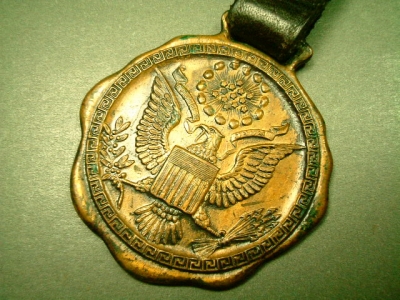画像: 【バーゲン】【参考画像有り】【希少】第二次世界大戦 当時もの  アメリカ ミリタリー イーグル ウオッチフォブ(懐中時計の飾り) メダル 37×40mm