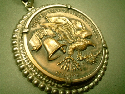 画像: アメリカ ヴィンテージ フリーメイソン イーグル＆星条旗＆ベルの意匠 メダルペンダント 大型サイズ 47×47mm